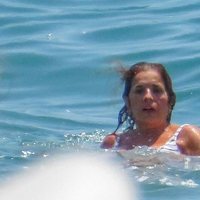 Ana Botella dándose un chapuzón en el agua