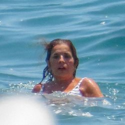 Ana Botella dándose un chapuzón en el agua