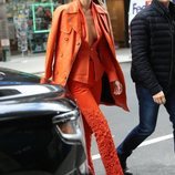 Gigi Hadid con un total look naranja neón en Nueva York