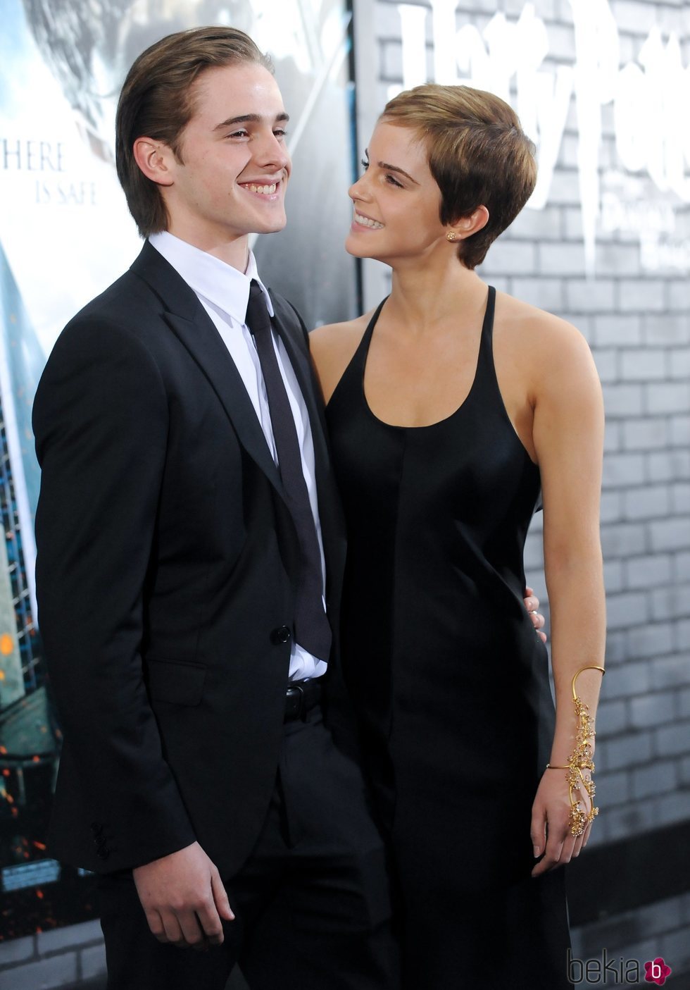 Emma Watson con su hermano Alex Watson en el estreno de una película