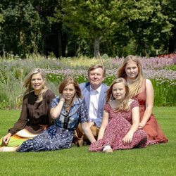 Guillermo y Máxima de Holanda junto a sus tres hijas en el posado familiar