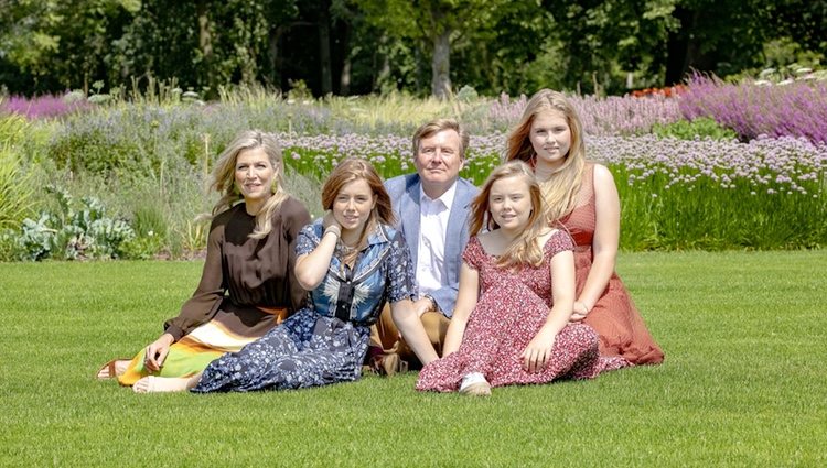 Guillermo y Máxima de Holanda junto a sus tres hijas en el posado familiar
