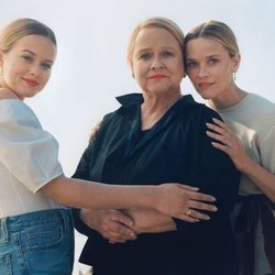 Reese Witherspoon junto a su madre y su hija, Ava Phillippe, posando para la revista Vogue