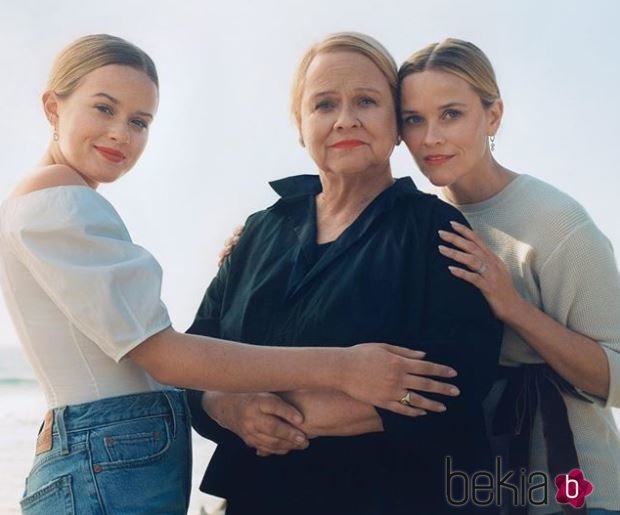 Reese Witherspoon junto a su madre y su hija, Ava Phillippe, posando para la revista Vogue