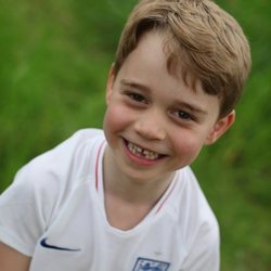 El Príncipe Jorge con la camiseta de la selección de Inglaterra en su sexto cumpleaños