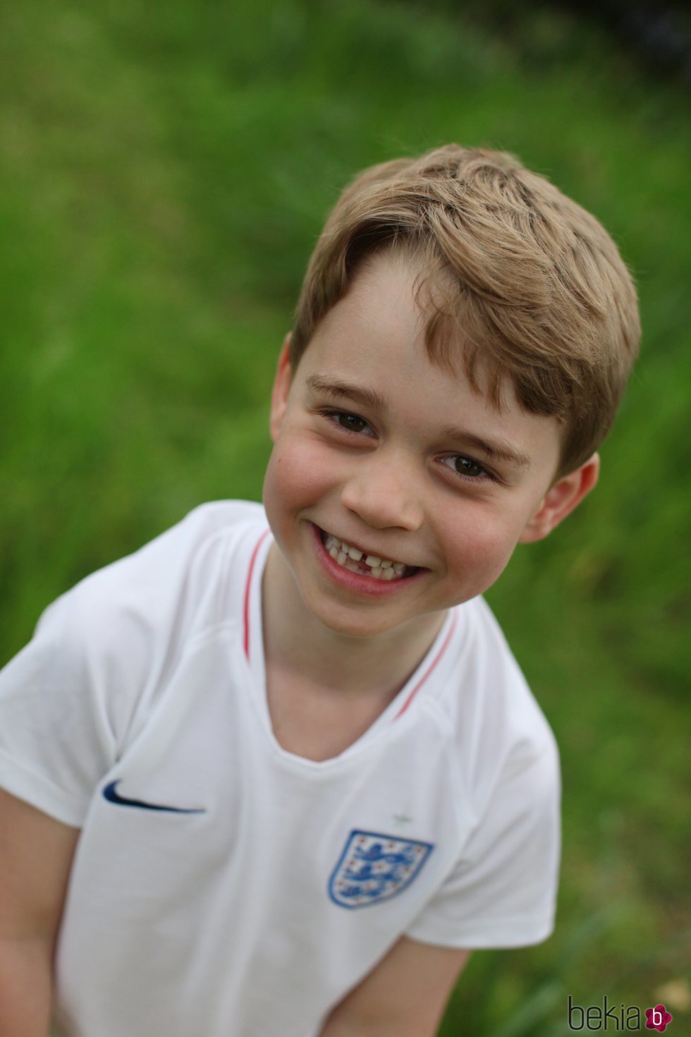 El Príncipe Jorge con la camiseta de la selección de Inglaterra en su sexto cumpleaños