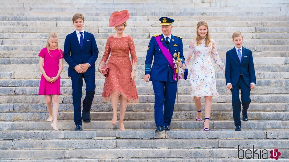 La Familia Real de Bélgica a la salida de la Catedral San Miguel y Santa Gúdula