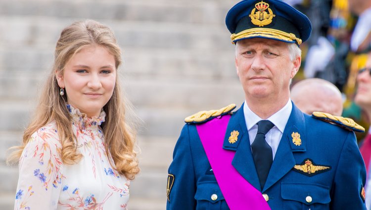 La Princesa Isabel junto a su padre el Rey Felipe de Bélgica