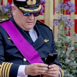 Laurent de Bélgica con el móvil en el desfile del Día Nacional de Bélgica 2019