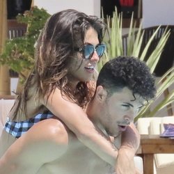 Kiko Jiménez y Sofía Suescun divirtiéndose en la psicina de un hotel de Ibiza