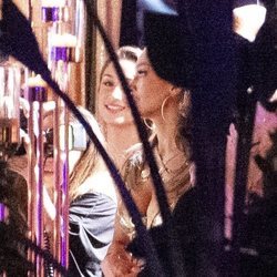 Jennifer Lopez llegando a su fiesta de 50 cumpleaños en Miami