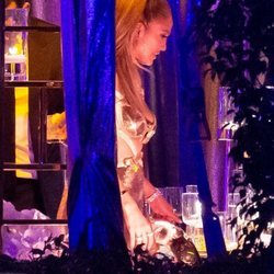 Jennifer Lopez hablando con los invitados a su fiesta de 50 cumpleaños