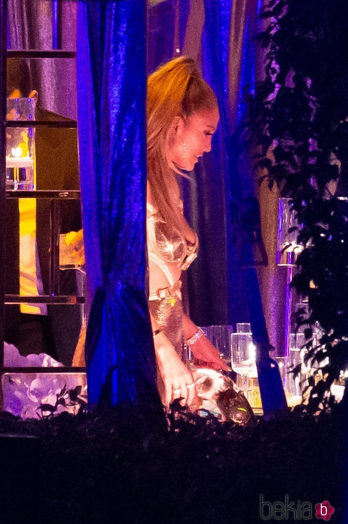 Jennifer Lopez hablando con los invitados a su fiesta de 50 cumpleaños