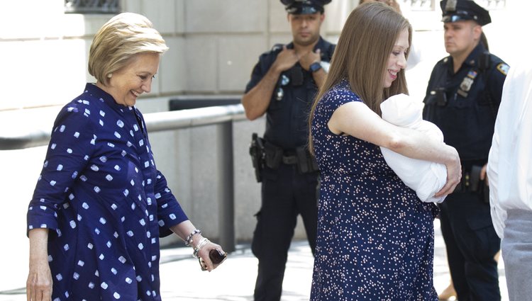 Chelsea Clinton abandona el hospital con su bebé en brazos