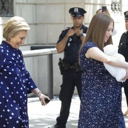 Chelsea Clinton abandona el hospital con su bebé en brazos