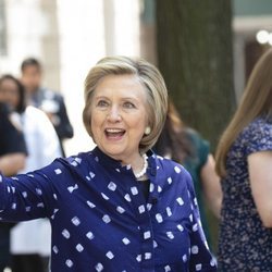 Hillary Clinton saluda feliz a los periodistas