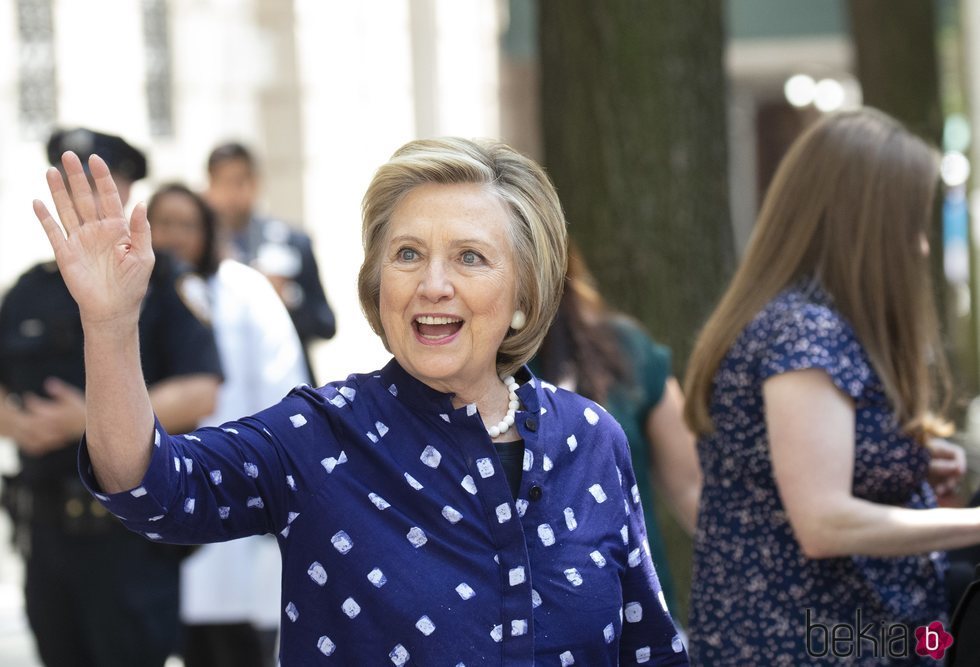 Hillary Clinton saluda feliz a los periodistas