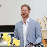 El Príncipe Harry recibe regalos para su hijo Archie