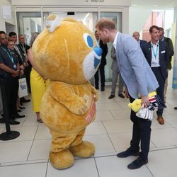 El Príncipe Harry conoce a la mascota del Sheffield Children's Hospital