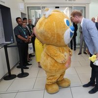 El Príncipe Harry conoce a la mascota del Sheffield Children's Hospital