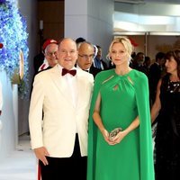 Charlene y Alberto de Mónaco en el Baile de la cruz Roja