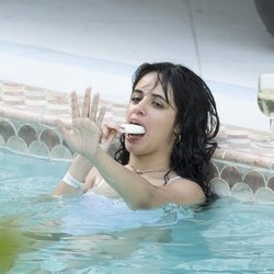 Camila Cabello tomando un helado en la piscina en Miami