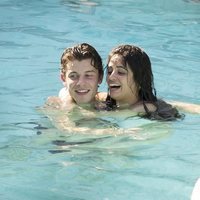 Shawn Mendes y Camila Cabello bañándose en la piscina en Miami
