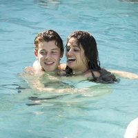 Shawn Mendes y Camila Cabello bañándose en la piscina en Miami