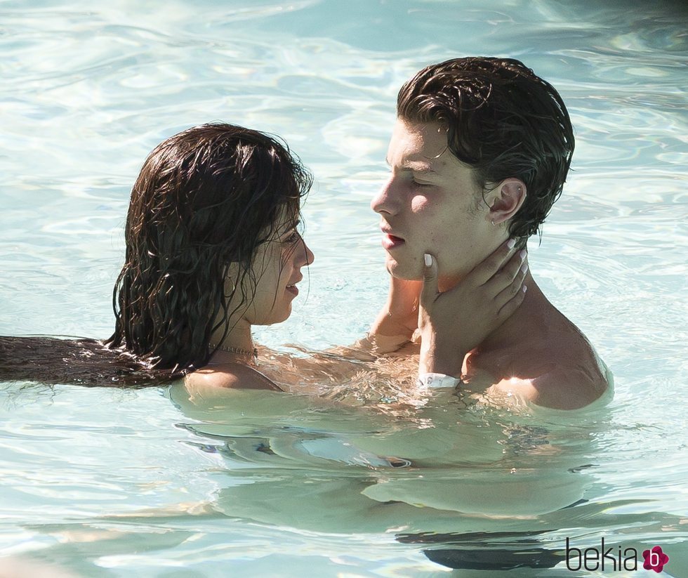 Shawn Mendes y Camila Cabello mirándose con amor en la piscina en Miami