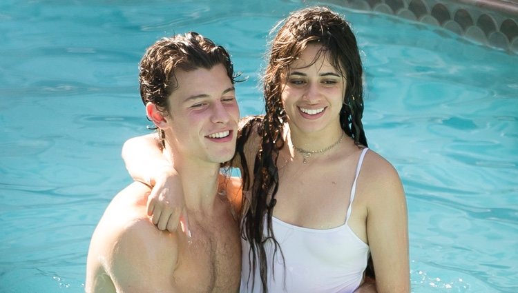 Shawn Mendes y Camila Cabello en una piscina en Miami