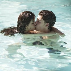 Shawn Mendes y Camila Cabello besándose en la piscina en Miami