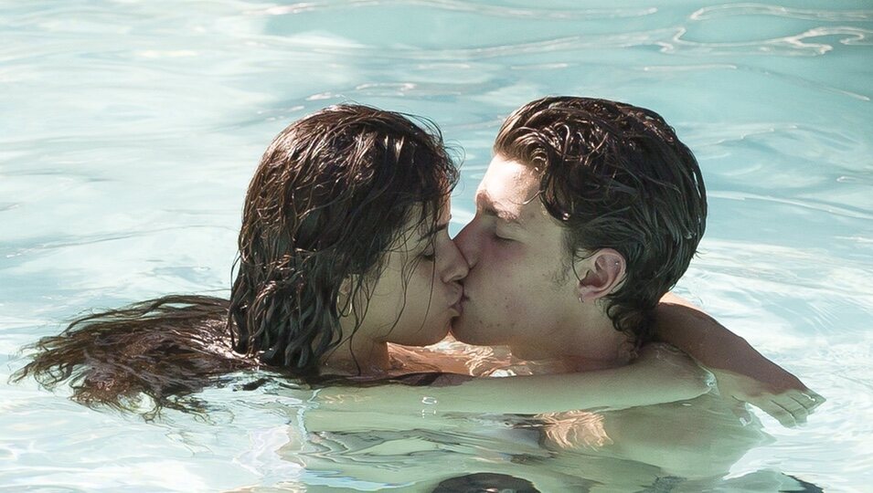 Shawn Mendes y Camila Cabello besándose en la piscina en Miami