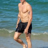 Shawn Mendes con el torso desnudo en Miami Beach