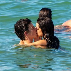 Shawn Mendes y Camila Cabello besándose en el mar