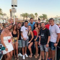 Antonella Roccuzzo, Leo Messi, Sofía Balbi, Luis Suárez, Jordi Alba, Romarey Ventura, Daniella Semaan y Cesc Fàbregas en Ibiza