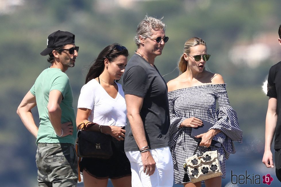 Adrien Brody con Natasha Poly y su marido Peter Bakker en St Tropez