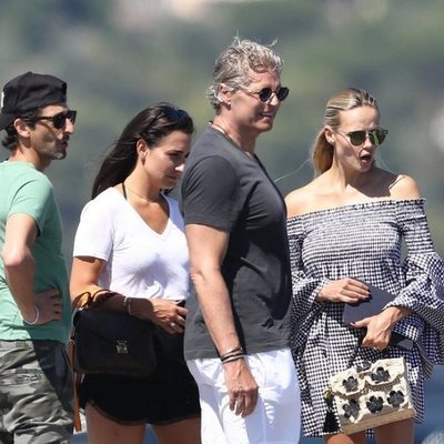 Adrien Brody con Natasha Poly y su marido Peter Bakker en St Tropez