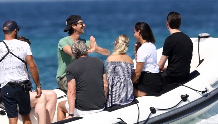 Adrien Brody con Natasha Poly y su marido Peter Bakker en una lancha en St Tropez
