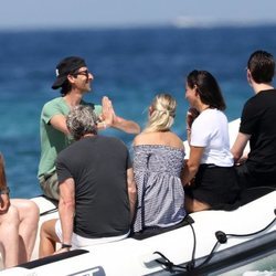 Adrien Brody con Natasha Poly y su marido Peter Bakker en una lancha en St Tropez