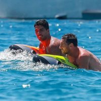 Luis Suárez y Leo Messi divirtiéndose en el mar de Ibiza