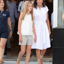 La Reina Letizia y la Infanta Sofía en el Náutico de Palma