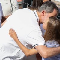 El Rey Felipe besa a la Princesa Leonor en el Náutico de Palma