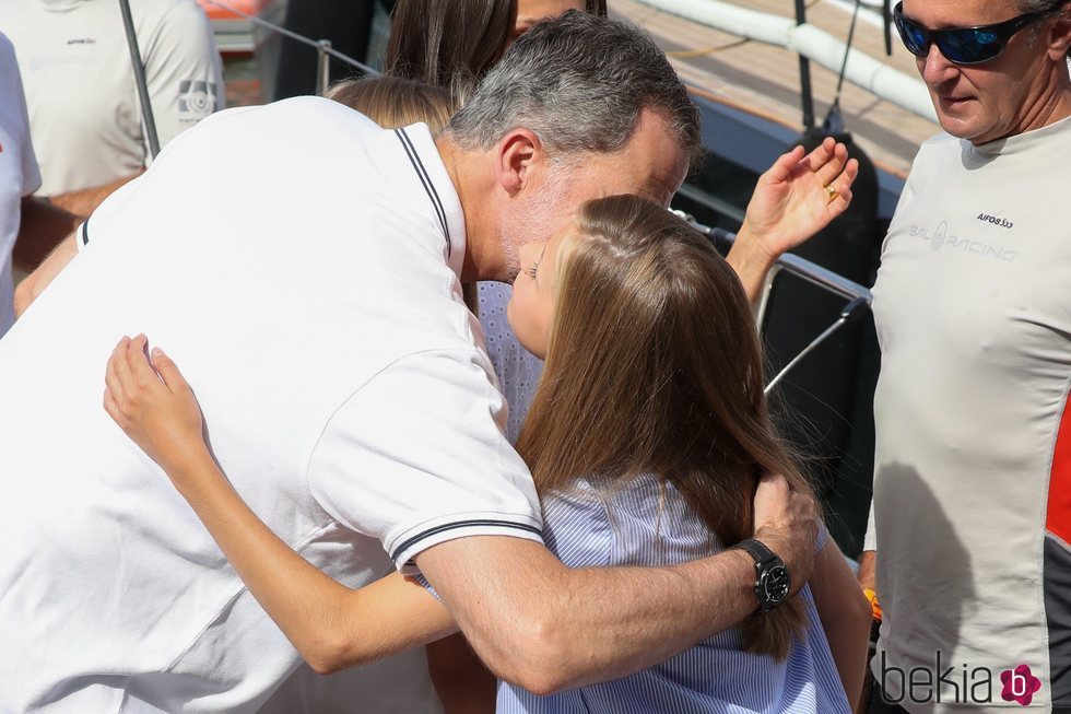 El Rey Felipe besa a la Princesa Leonor en el Náutico de Palma