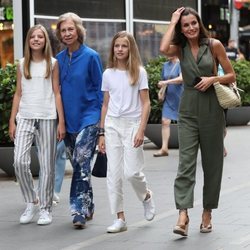 La Infanta Sofía, la Reina Sofía, la Princesa Leonor y la Reina Letizia en el cine en Palma