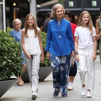 La Reina Letizia, la Princesa Leonor, la Infanta Sofía y la Reina Sofía en el cine en Palma