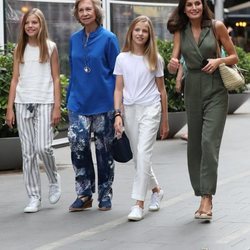 La Reina Sofía con la Reina Letizia, la Princesa Leonor y la Infanta Sofía tras ir al cine en Palma