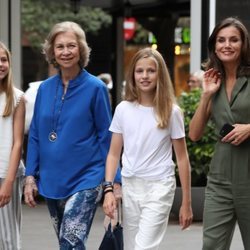 La Reina Letizia, la Princesa Leonor, la Infanta Sofía y la Reina Sofía, de paseo por Palma tras haber ido al cine