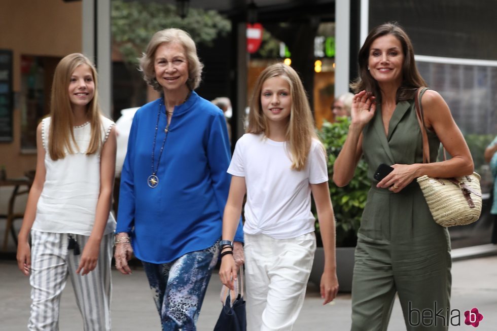 La Reina Letizia, la Princesa Leonor, la Infanta Sofía y la Reina Sofía, de paseo por Palma tras haber ido al cine
