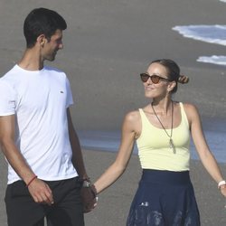 Novak Djokovic y Jelena Ristic paseando cogidos de la mano por las playas de Marbella