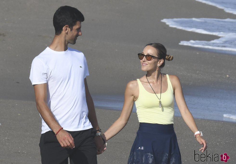 Novak Djokovic y Jelena Ristic paseando cogidos de la mano por las playas de Marbella